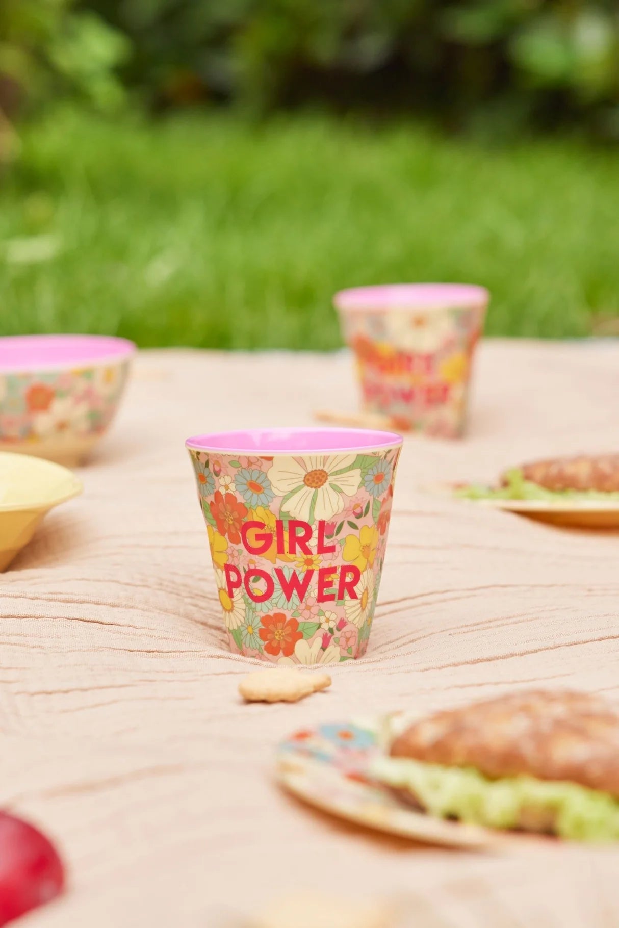 Rice Becher Girlpower mit Blumen-Motiv aus Melamin – medium, für Kalt- & Heißgetränke, spülmaschinengeeignet, für Kinder & Erwachsene