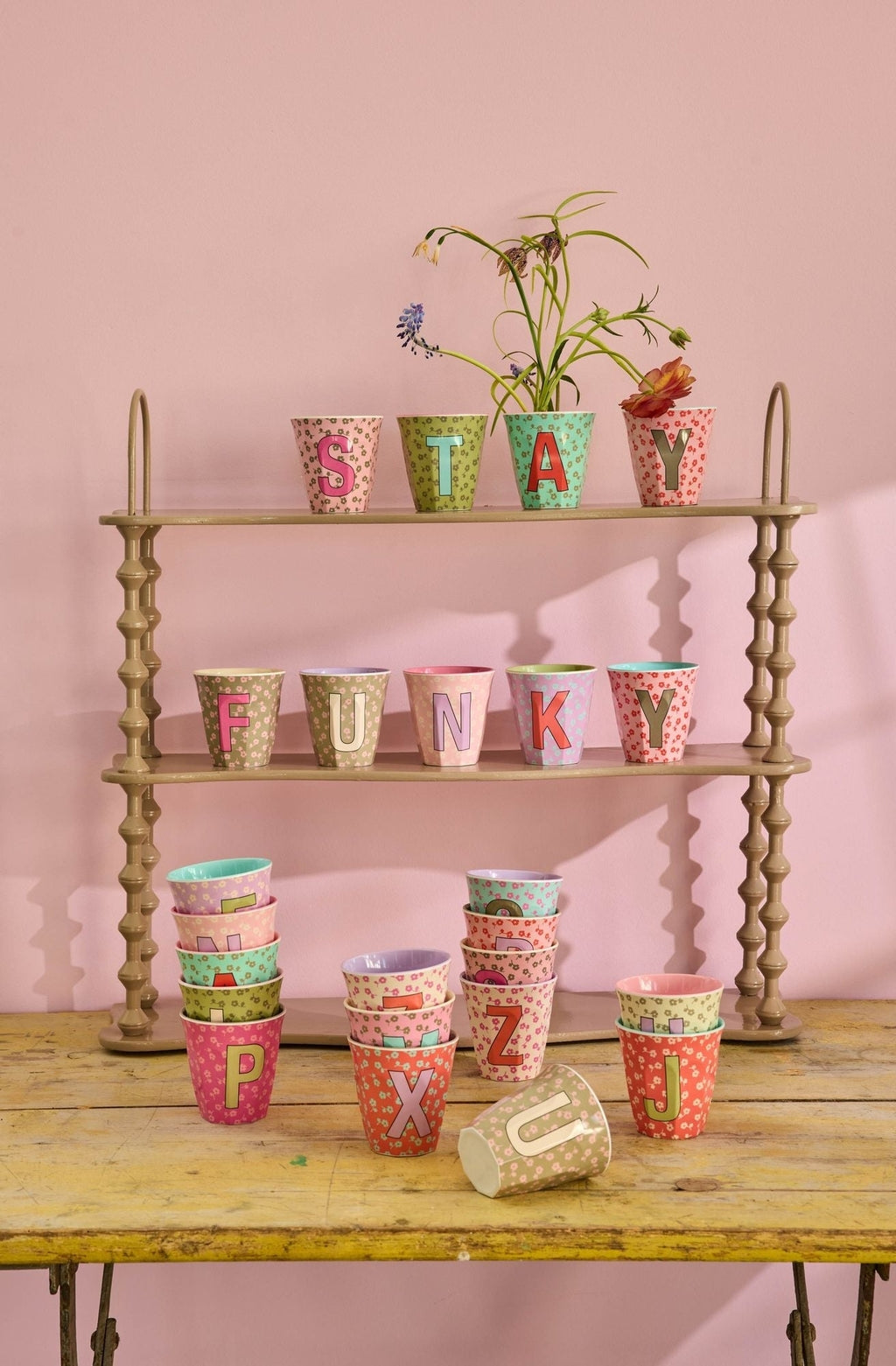 RICE Buchstabenbecher Flowers auf einem Regal – persönliches Geschenk zur Geburt