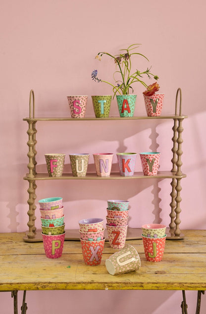 RICE Buchstabenbecher Flowers auf einem Regal – persönliches Geschenk zur Geburt