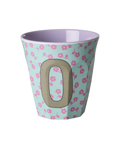 RICE Buchstabenbecher Flowers mit O und Blumenmuster, 250 ml – persönliches Geschenk zur Geburt