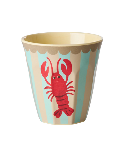 Mittelgroßer Becher „Lobster" mit Hummer-Motiv von Rice, 250 ml – Melamin-Becher mit rotem Hummer und pastellfarbenen Streifen