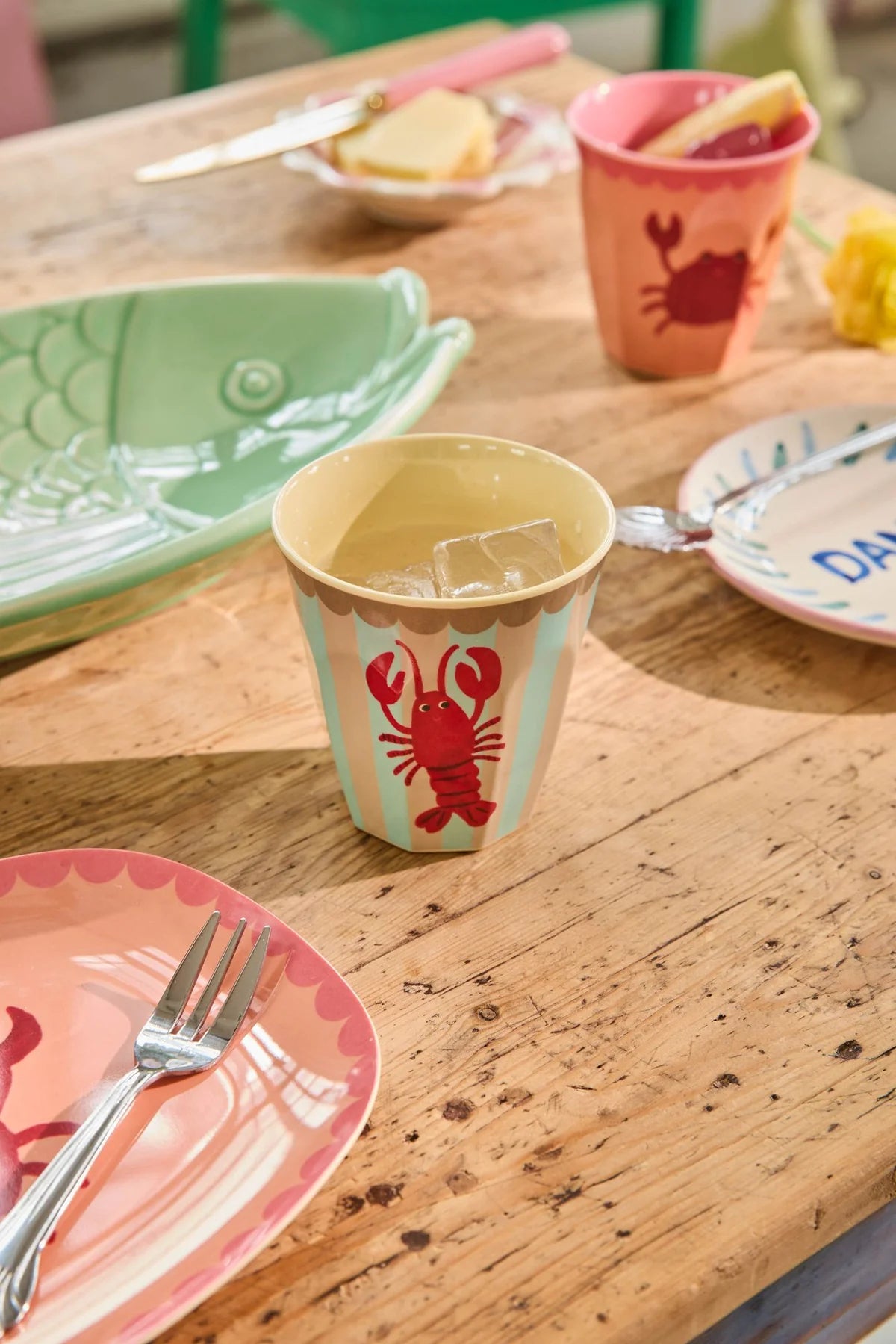Mittelgroßer Becher „Lobster" mit Hummer-Motiv von Rice, 250 ml – Melamin-Becher mit rotem Hummer und pastellfarbenen Streifen