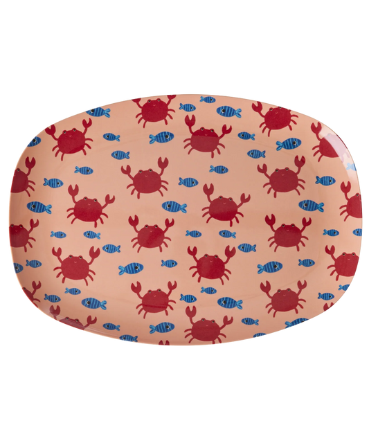 Großer Teller „Crab" mit Krabben-Motiv von Rice by Rice – ovaler Melamin-Teller mit roten Krabben und blauen Fischen