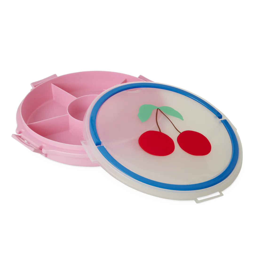 Geöffneter RICE Servierteller in Rosa mit Kirschen-Deckel – praktisch fürs Picknick