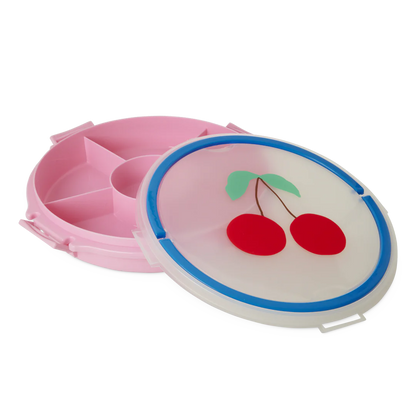 Geöffneter RICE Servierteller in Rosa mit Kirschen-Deckel – praktisch fürs Picknick