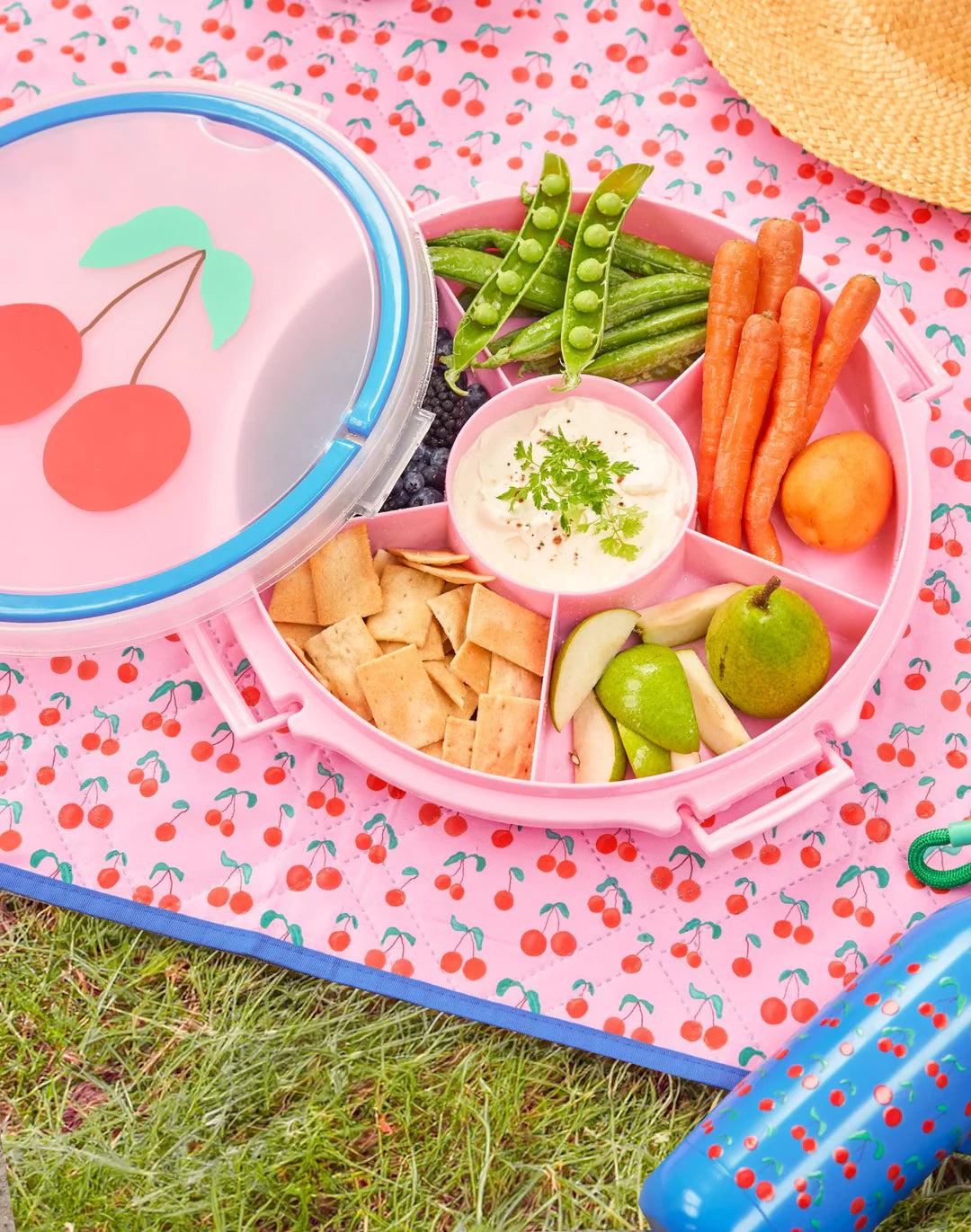 RICE Servierteller mit Kirschen-Motiv und Snacks auf einer Picknickdecke – Mitbringsel zur Gartenparty