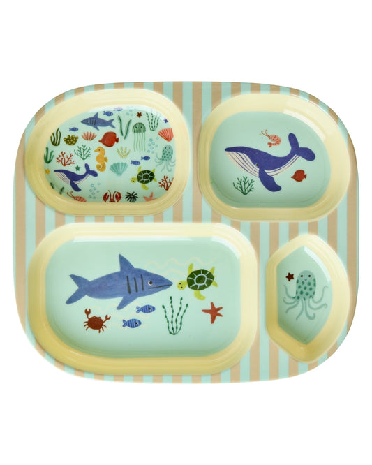 RICE Kinderteller mit 4 Fächern, Ocean Print in Blau mit Hai und Wal – Geschenk zur Geburt oder Taufe