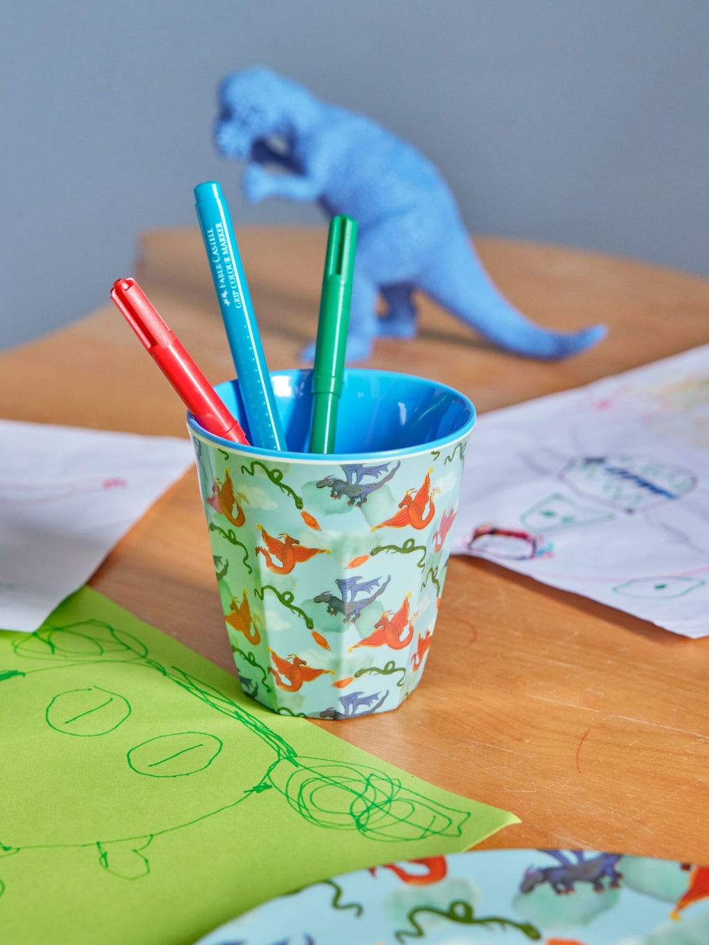 RICE Becher Dragon als Stiftebecher auf dem Schreibtisch – Geschenkidee zur Einschulung