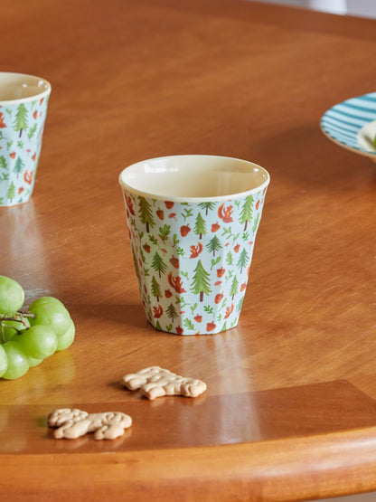 RICE Becher Happy Forest auf einem Holztisch – Geschenkidee für Waldkinder
