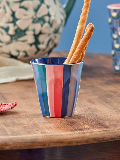RICE Becher N.Y. Stripes mit Grissini auf einem Holztisch – Geschenkidee für Gastgeber