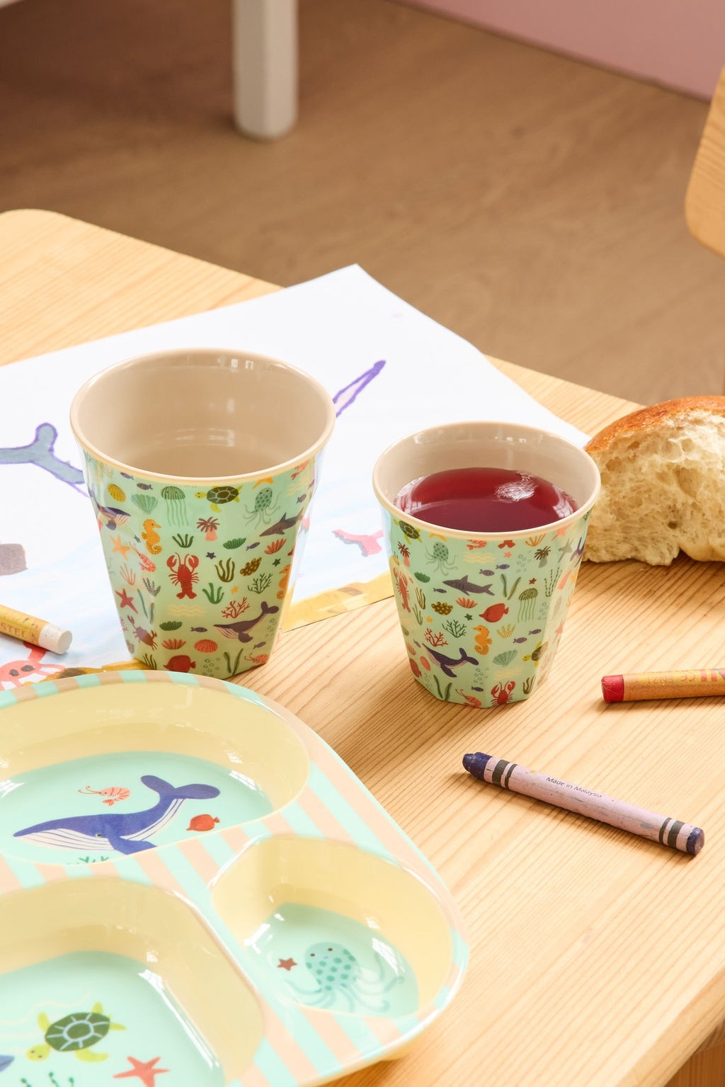 RICE Becher Ocean Print mit passendem Kinderteller auf dem Tisch – Geschenkidee zur Geburt