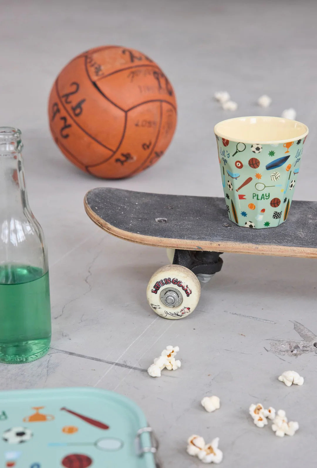 RICE Becher Sports Print neben Basketball und Skateboard – Geschenkidee für sportliche Kinder