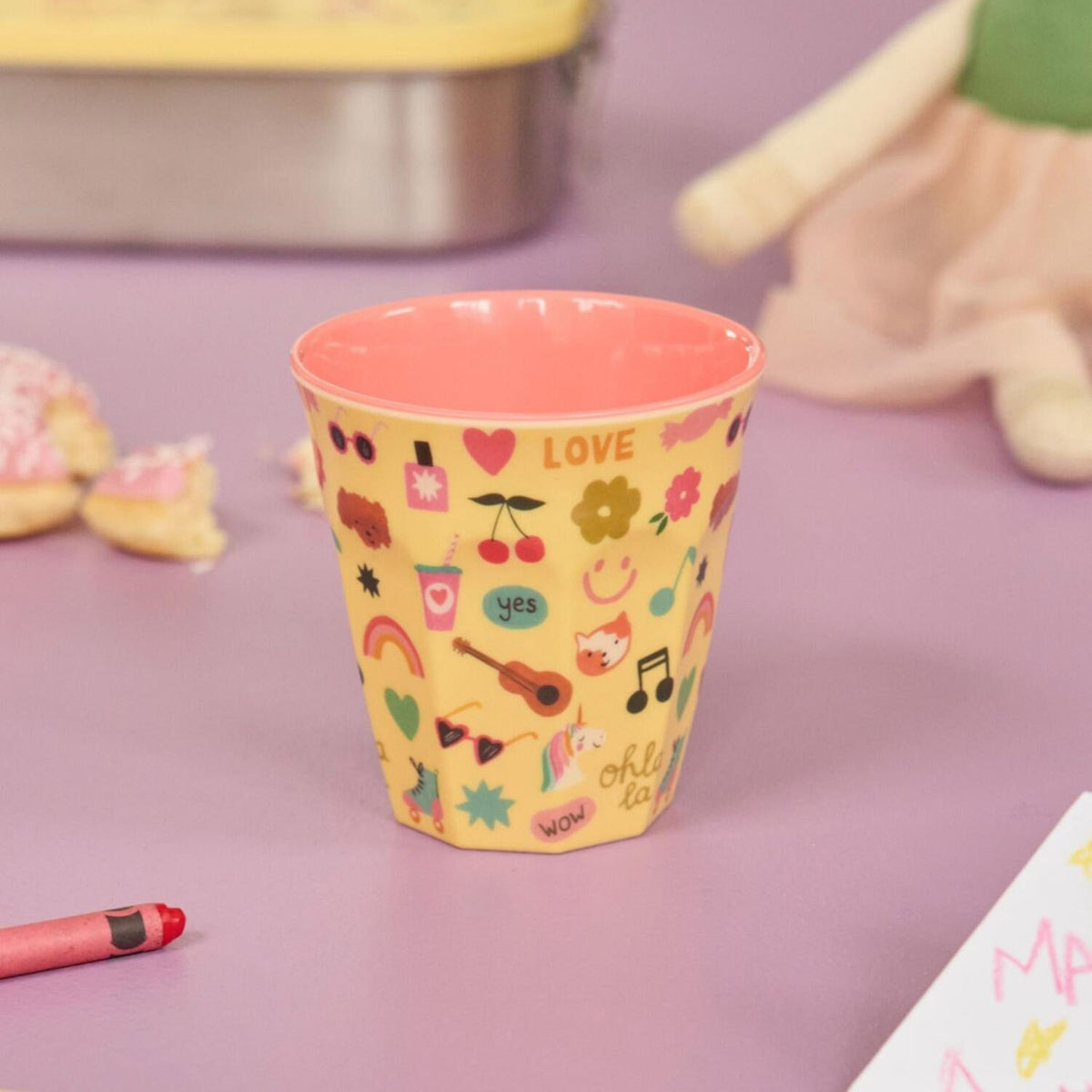 RICE Becher Unicorn Love auf lila Tischdecke – Geschenkidee zum Kindergeburtstag