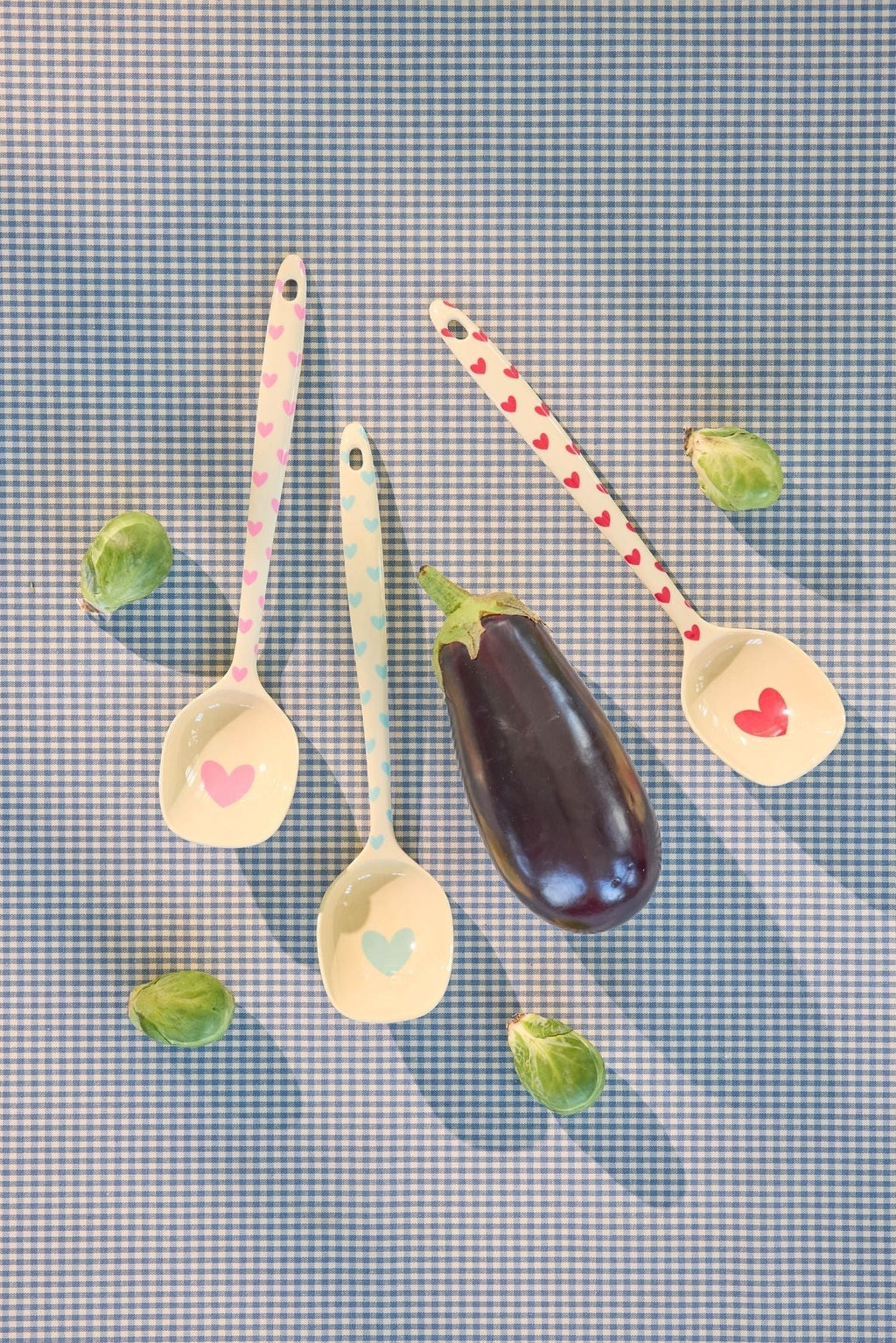 RICE Kochlöffel mit Herzmotiv neben Aubergine und Rosenkohl – Geschenk für Hobbyköche