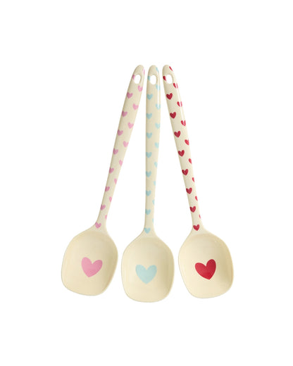 Drei RICE Melamin-Kochlöffel mit Herzmotiv in Rosa, Blau und Rot – Geschenkidee zum Einzug