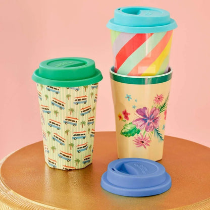 RICE Becher mit Silikondeckeln auf goldenem Tablett – Geschenkidee für unterwegs