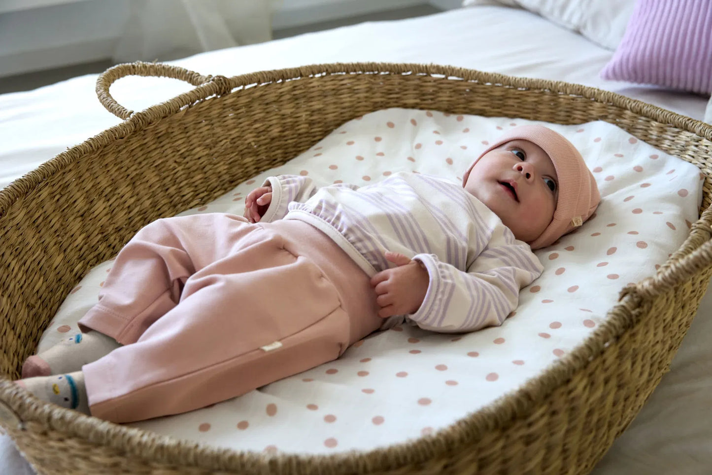 Baby trägt rosa Babysocken „Ente" von Lässig aus dem 3er Set – weiche Erstlingssöckchen im gemütlichen Stubenwagen