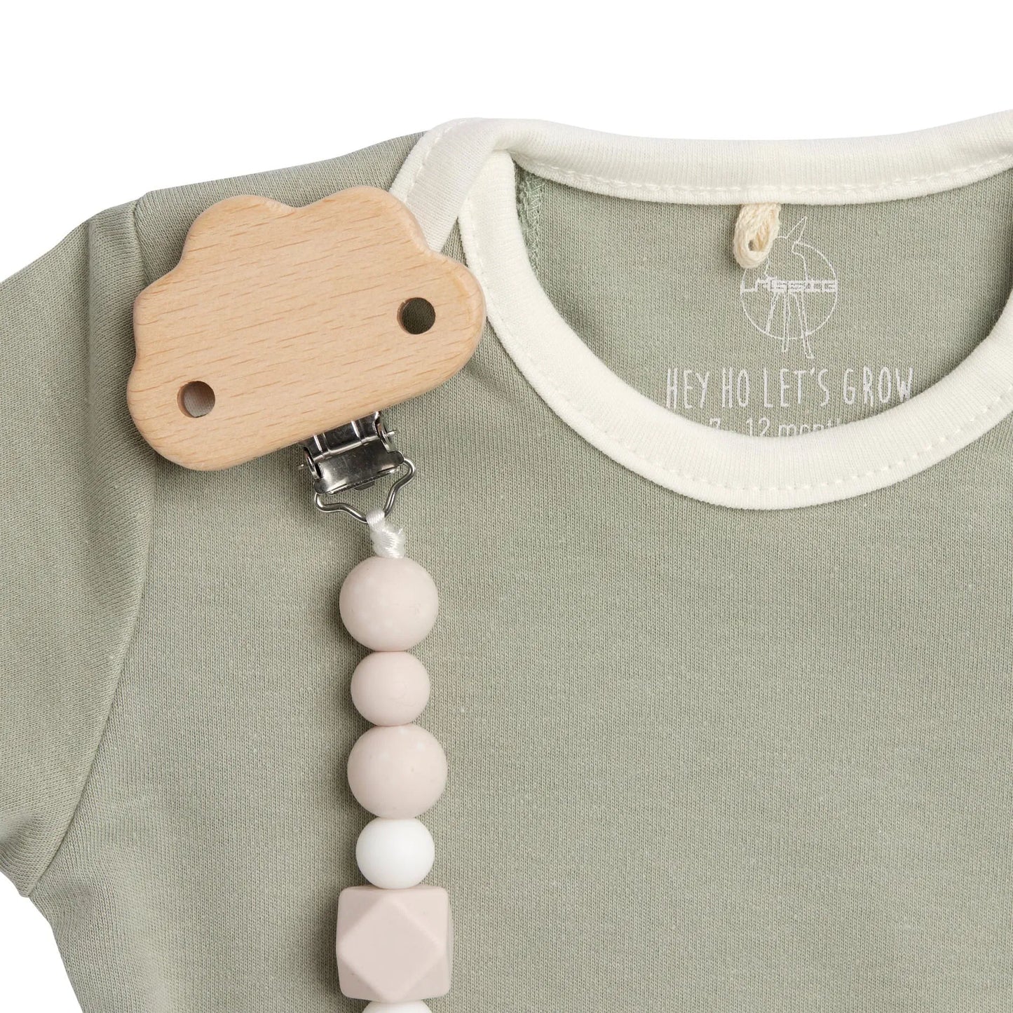 Rosa Schnullerkette „Little Universe“ von Lässig in Anwendung – Wolken-Holzclip am Babybody befestigt