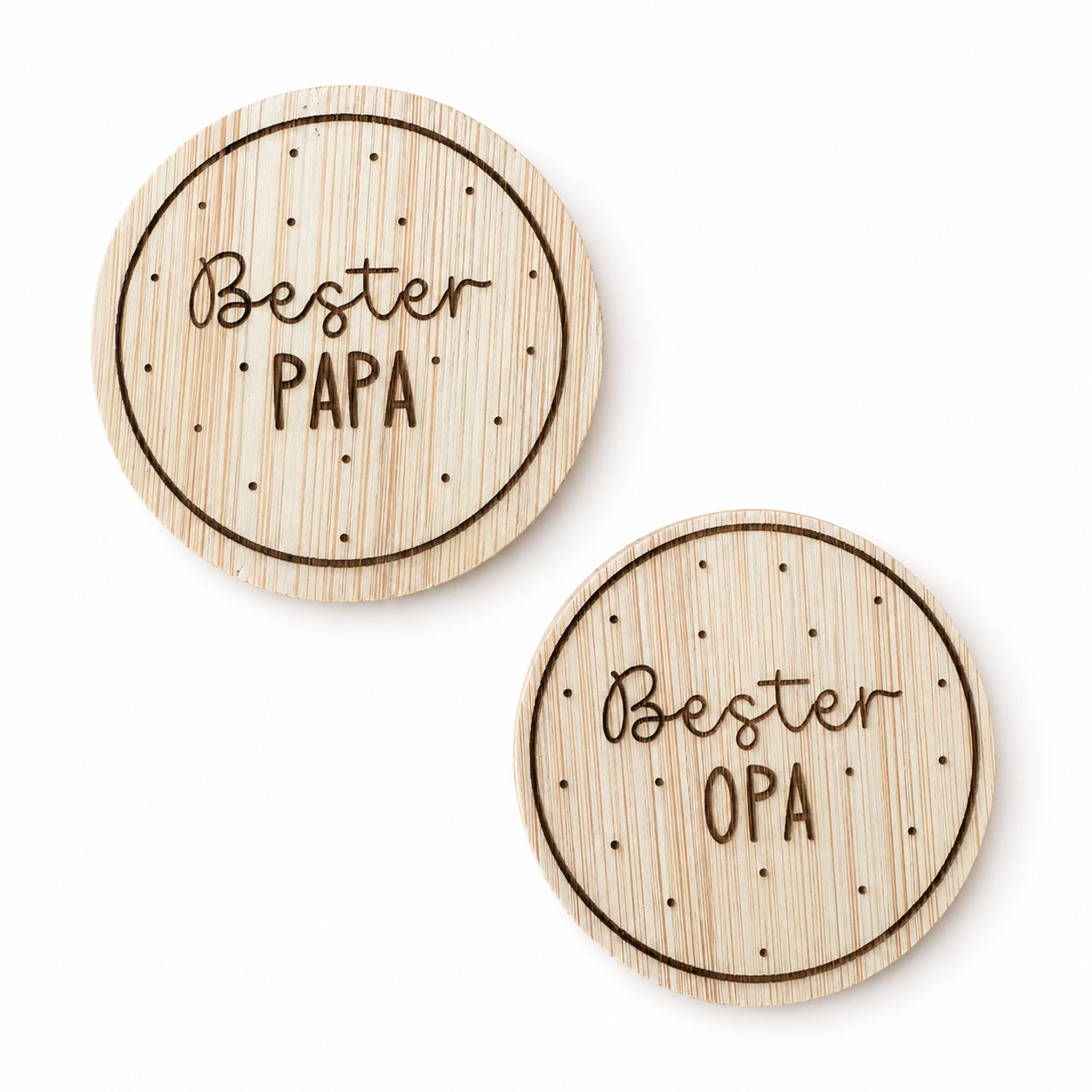 Vorderansicht von zwei runden Holz-Flaschenöffnern mit Gravur „Bester Papa“ und „Bester Opa“ – Geschenkidee zum Vatertag