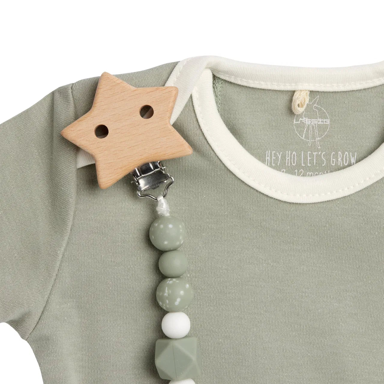 Mintgrüne Schnullerkette Little Universe von Lässig mit Holzstern-Clip befestigt an einem Babybody