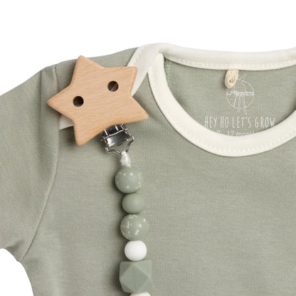 Mintgrüne Schnullerkette Little Universe von Lässig mit Holzstern-Clip befestigt an einem Babybody
