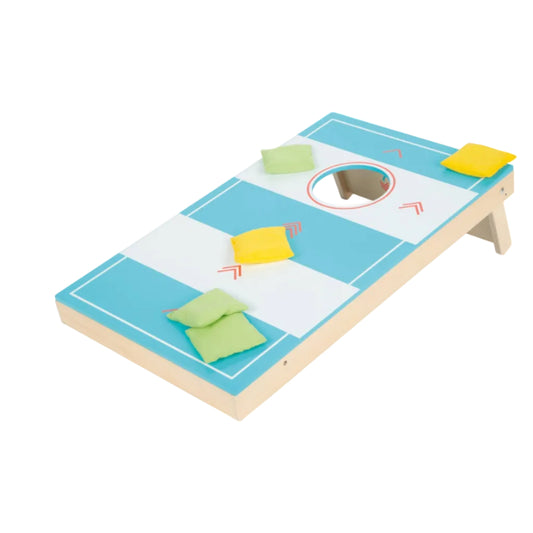 Cornhole-Seite des Cornhole und Sling Puck Spiels „Active" von Small Foot – schräges Holzspielbrett in Blau-Weiß mit Wurfloch und gelben und grünen Bohnensäckchen, ideales Outdoor-Spiel für Feste, Hochzeiten und zur Kinderbeschäftigung