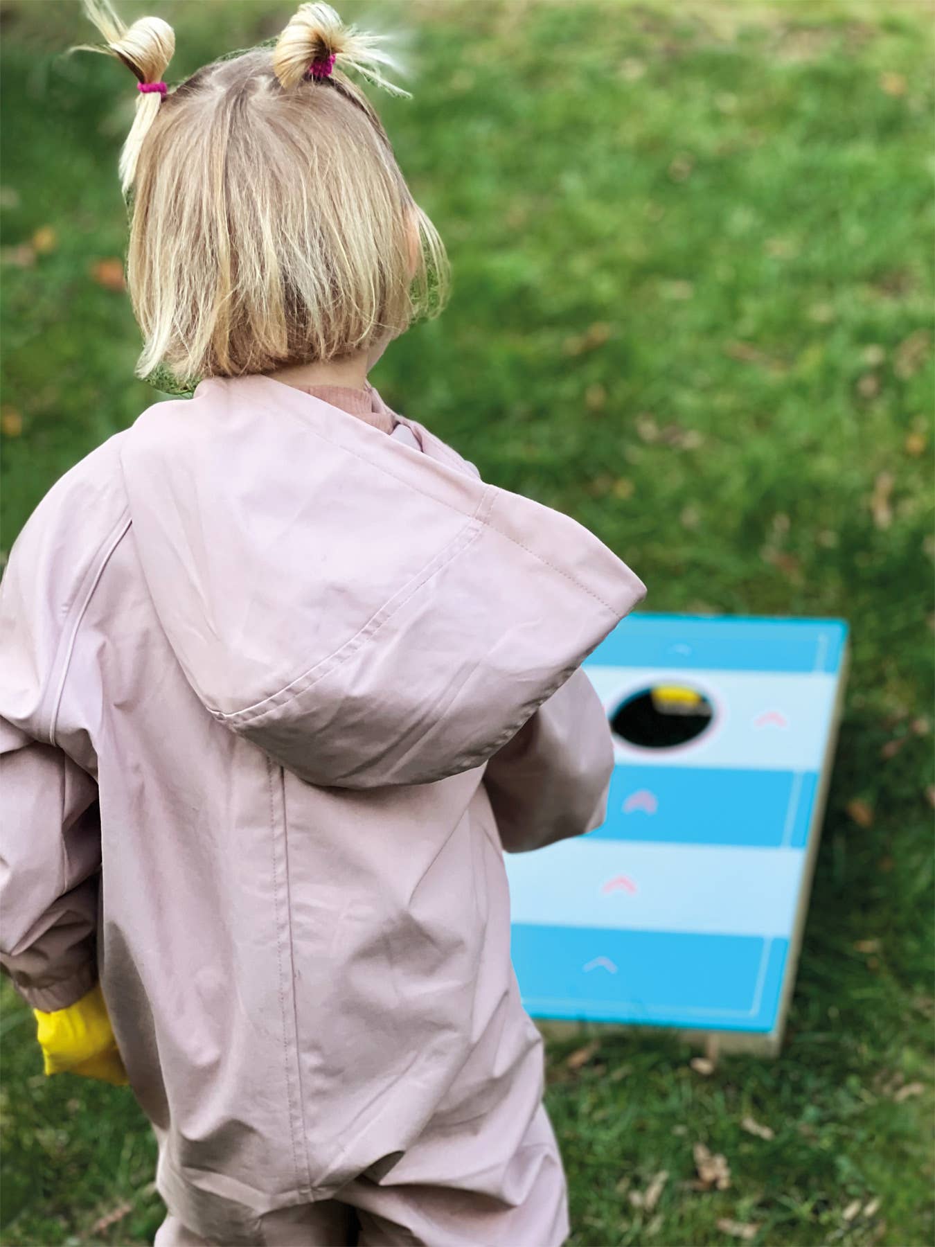 Cornhole und Sling Puck Spiel „Active“ von Small Foot – Kind im Garten beim Spielen mit dem Holz-Cornhole-Spiel, ideales Outdoor-Spiel für Feste, Hochzeiten und zur Kinderbeschäftigung