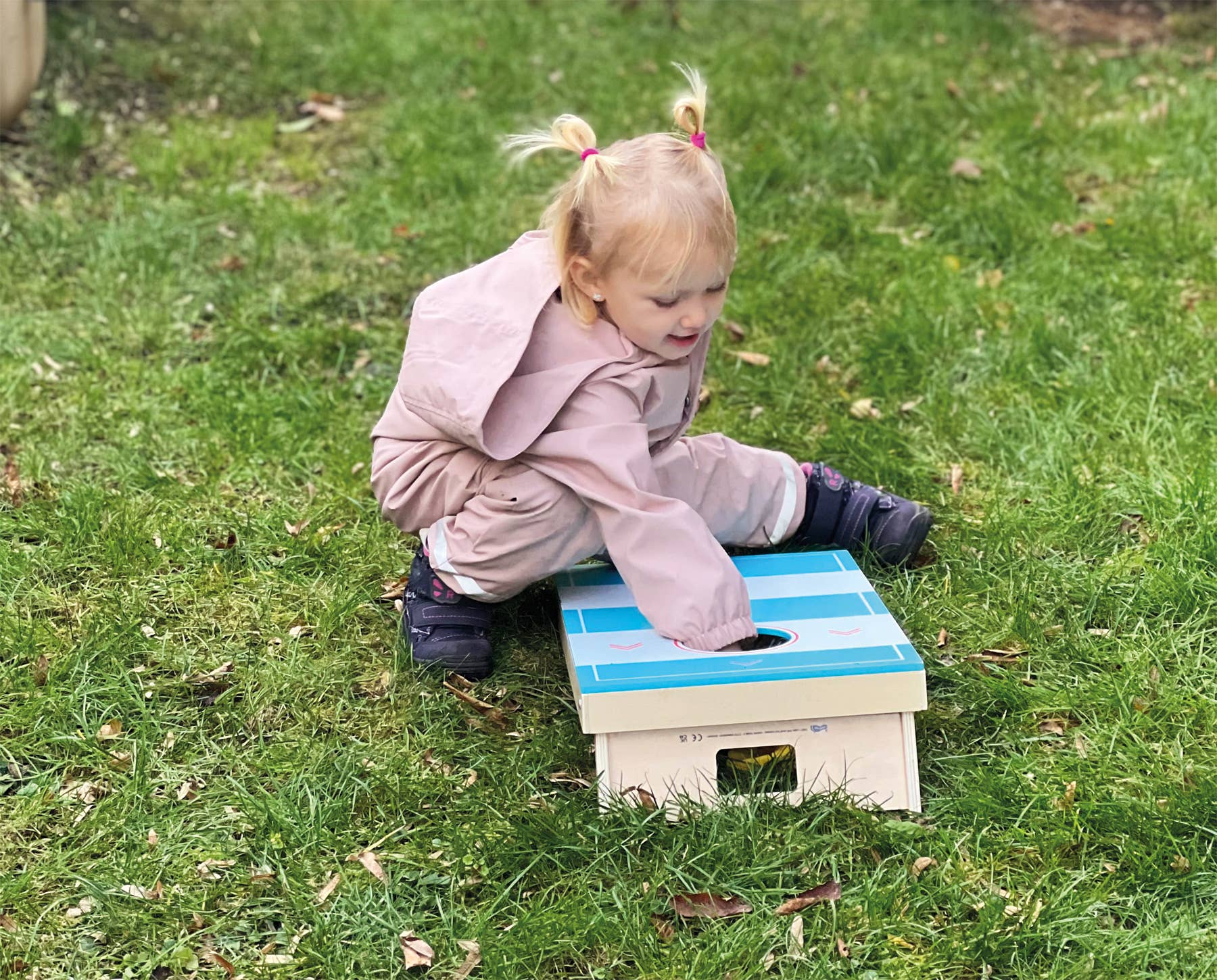 Cornhole und Sling Puck Spiel „Active“ von Small Foot – Kind spielt im Garten mit dem Holz-Cornhole-Spiel, ideales Outdoor-Spiel für Feste, Hochzeiten und zur Kinderbeschäftigung