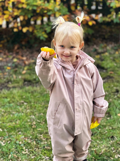 Cornhole und Sling Puck Spiel „Active“ von Small Foot – Kind im Garten mit gelben Wurfsäckchen, ideales Outdoor-Spiel für Feste, Hochzeiten und zur Kinderbeschäftigung