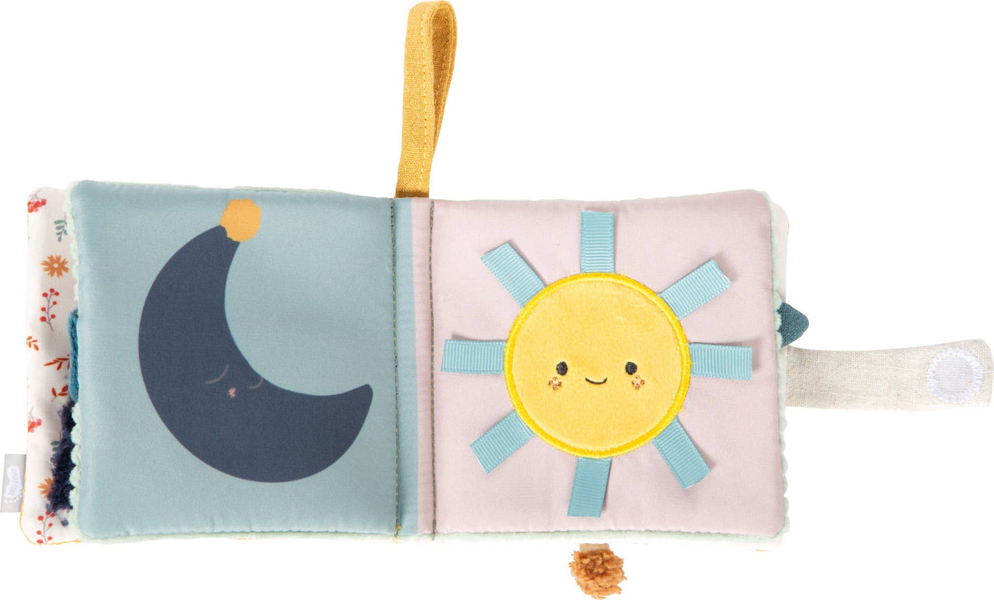 Aufgeklapptes Fühlbuch „Little Lion" von Small Foot mit Mondmotiv auf mintgrüner Seite und Sonnenmotiv mit Stoffstrahlen auf rosa Seite – Tag-und-Nacht-Thema, Babyspielzeug zur Förderung der Sinne ab 0 Monaten