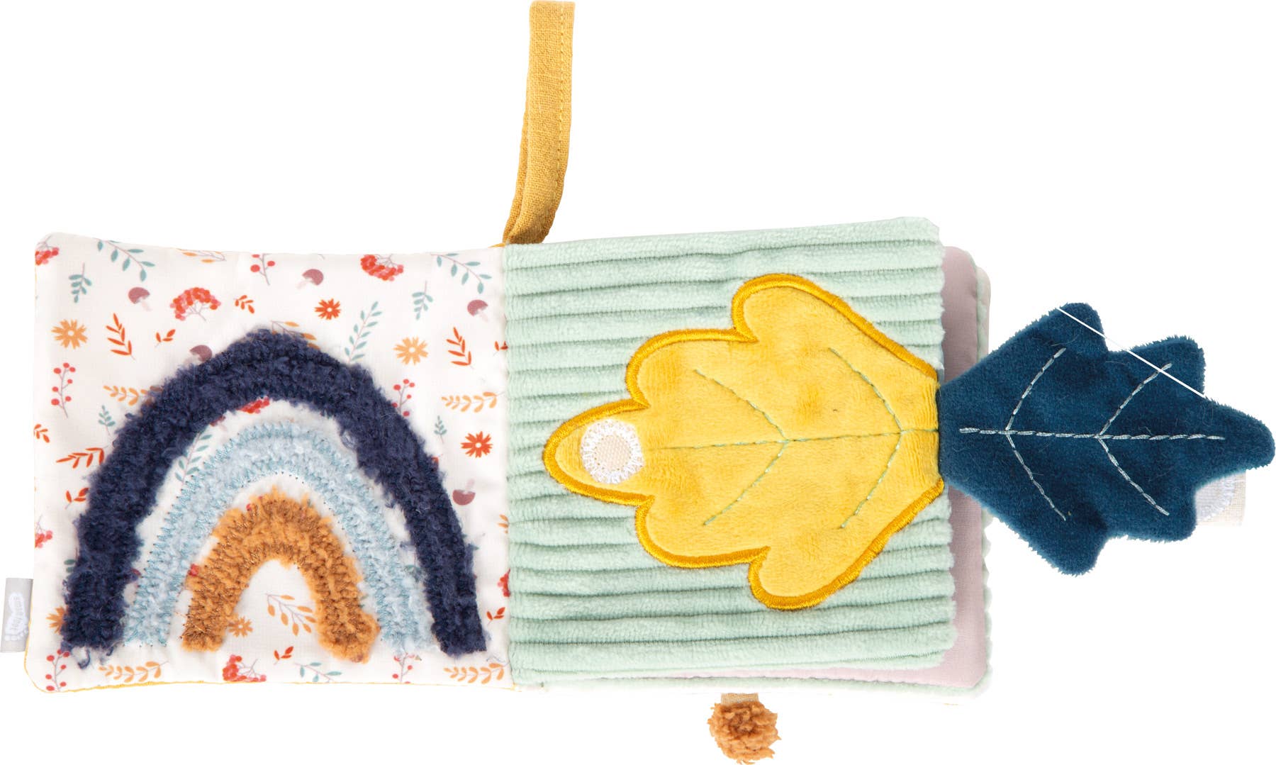 Aufgeklapptes Fühlbuch „Little Lion" von Small Foot mit gestricktem Regenbogen auf Blumenstoff und gelbem Blatt mit Stoff-Tannenbaum auf mintgrünem Cordstoff – Babyspielzeug zur Förderung der Sinne ab 0 Monaten