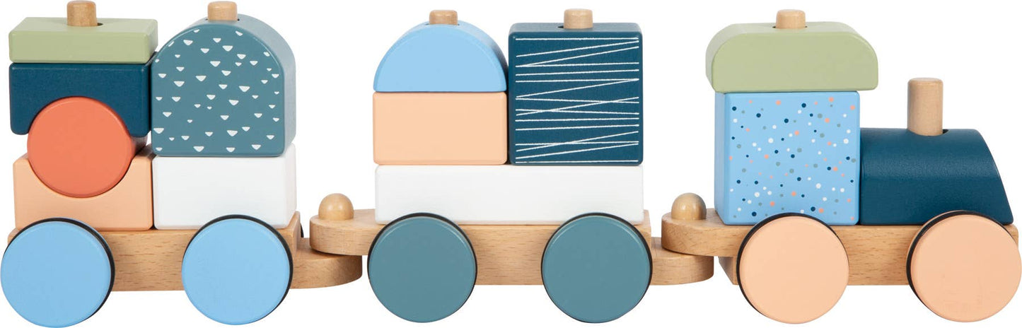 Blauer Holzzug „Arctic“ von Small Foot in der Seitenansicht mit Lokomotive und zwei Anhängern, dekoriert mit gemusterten Stapelelementen in Blau-, Grün-, Weiß- und Apricottönen – nachhaltiges Holzspielzeug zur Förderung der Feinmotorik und Kreativität