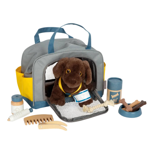 Small Foot Hund mit Tasche und Pflegeset – Produktansicht des Holzspielzeug Sets mit Plüschhund in der Transporttasche, Spritze, Kamm, Tau-Spielzeug, Futternapf und Leckerli-Dose für Tierarzt-Rollenspiel
