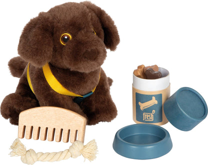 Small Foot Hund mit Tasche und Pflegeset – Plüschhund mit Geschirr, Holzkamm, Tau-Spielzeug, Futternapf und Leckerli-Dose, Holzspielzeug Set für fantasievolles Tierarzt- und Pflege-Rollenspiel
