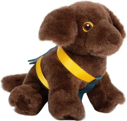 Brauner Plüsch-Hund mit angelegtem gelb-blauem Geschirr aus dem Set „Hund mit Tasche und Pflegeset“ von Small Foot – nachhaltiges Rollenspielzeug zur Förderung der Fürsorge und Kreativität
