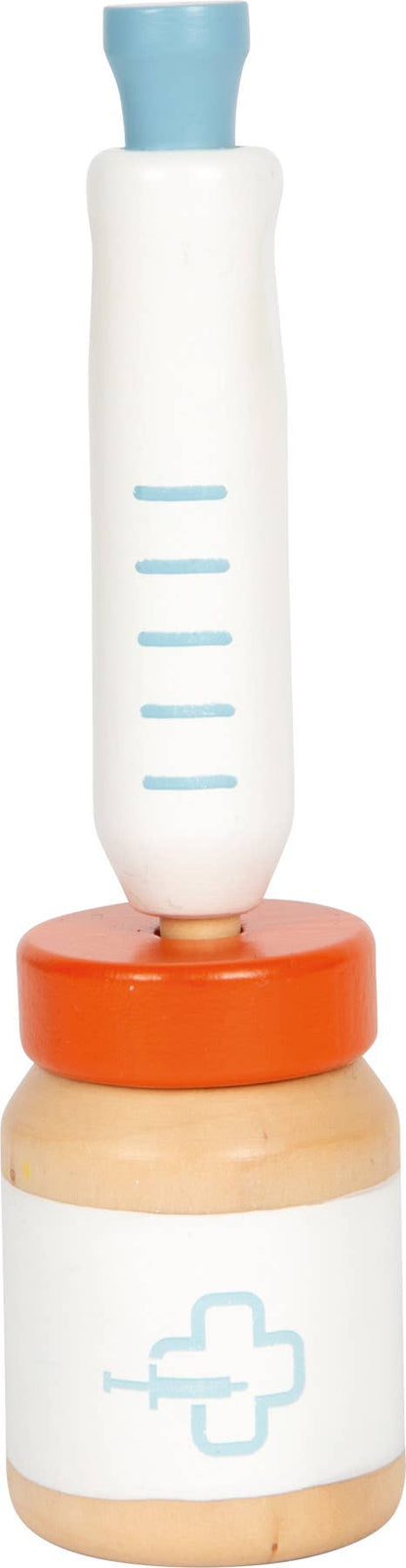 Detailansicht der Holz-Spritze und Medikamentendose mit medizinischem Symbol aus dem Set „Katze mit Tasche und Pflegeset“ von Small Foot – nachhaltiges Rollenspielzeug zur Förderung der Fürsorge und Kreativität