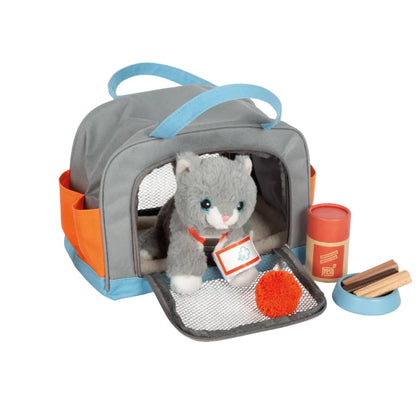 Spielszene aus dem Set „Katze mit Tasche und Pflegeset“ von Small Foot mit grauer Plüsch-Katze und Pflaster in der geöffneten Transporttasche, daneben oranger Spielmaus, Leckerli-Dose und hellblauem Futternapf mit Holzleckerli – nachhaltiges Rollenspielzeug zur Förderung der Fürsorge und Kreativität