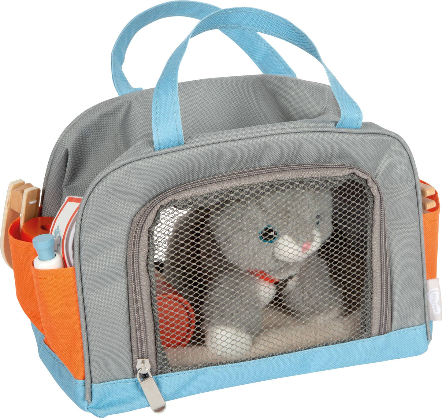 Befuellte Transporttasche aus dem Set „Katze mit Tasche und Pflegeset“ von Small Foot mit hinter dem Mesh-Sichtfenster sitzender grauer Plüsch-Katze und in den orangen Seitenfächern verstautem Pflegezubehör – nachhaltiges Rollenspielzeug zur Förderung der Fürsorge und Kreativität