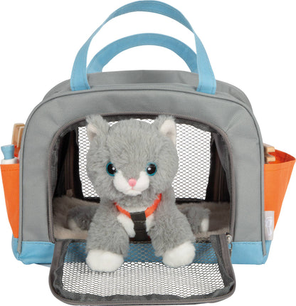 Geöffnete Transporttasche aus dem Set „Katze mit Tasche und Pflegeset“ von Small Foot mit grauer Plüsch-Katze, die frontal aus dem Mesh-Sichtfenster herausschaut, und Pflegezubehör in den orangen Seitenfächern – nachhaltiges Rollenspielzeug zur Förderung der Fürsorge und Kreativität