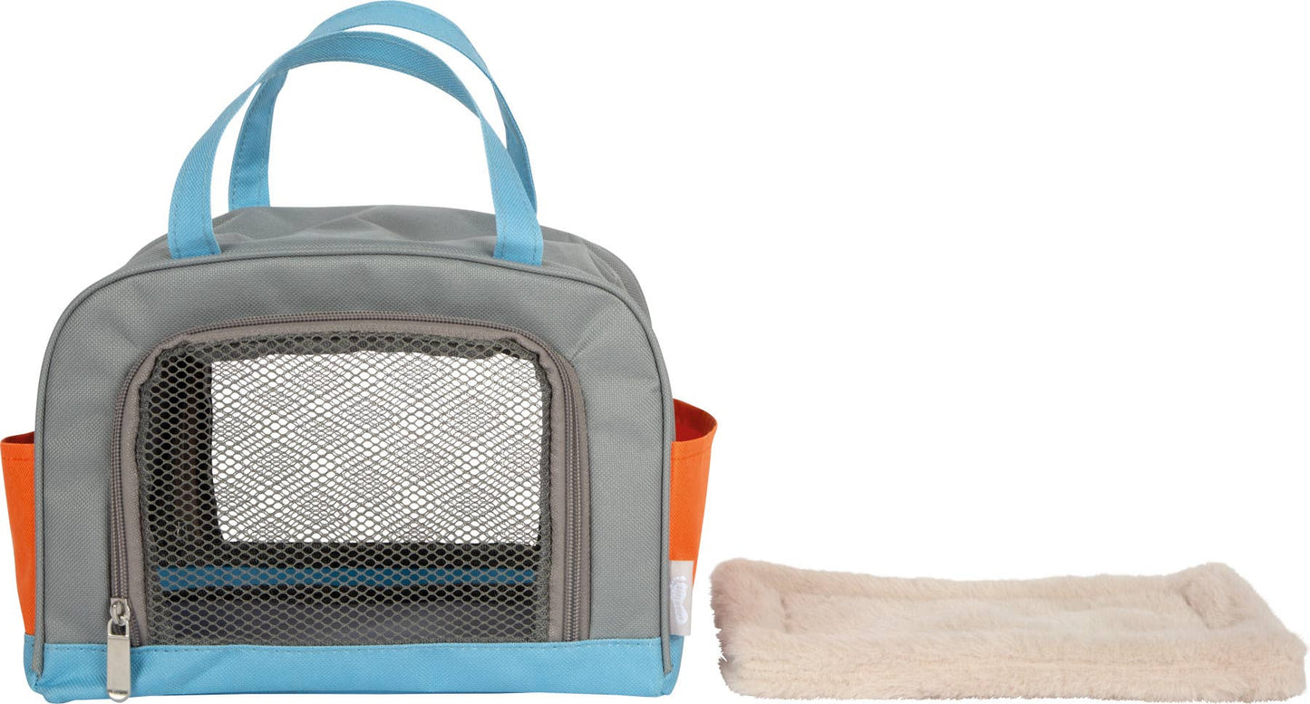 Seitenansicht der grau-orangen Transporttasche mit hellblauen Tragegriffen und Mesh-Sichtfenster sowie herausnehmbarem Plüsch-Kissen aus dem Set „Katze mit Tasche und Pflegeset“ von Small Foot – nachhaltiges Rollenspielzeug zur Förderung der Fürsorge und Kreativität