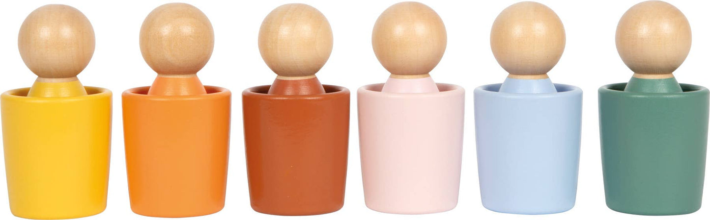 Aufgereihte Montessori Sortierbecher mit Holzfiguren von Small Foot in Gelb, Orange, Terrakotta, Rosa, Hellblau und Salbeigrün – pädagogisches Sortierspiel zur Förderung von Farbenlehre und Feinmotorik bei Kleinkindern