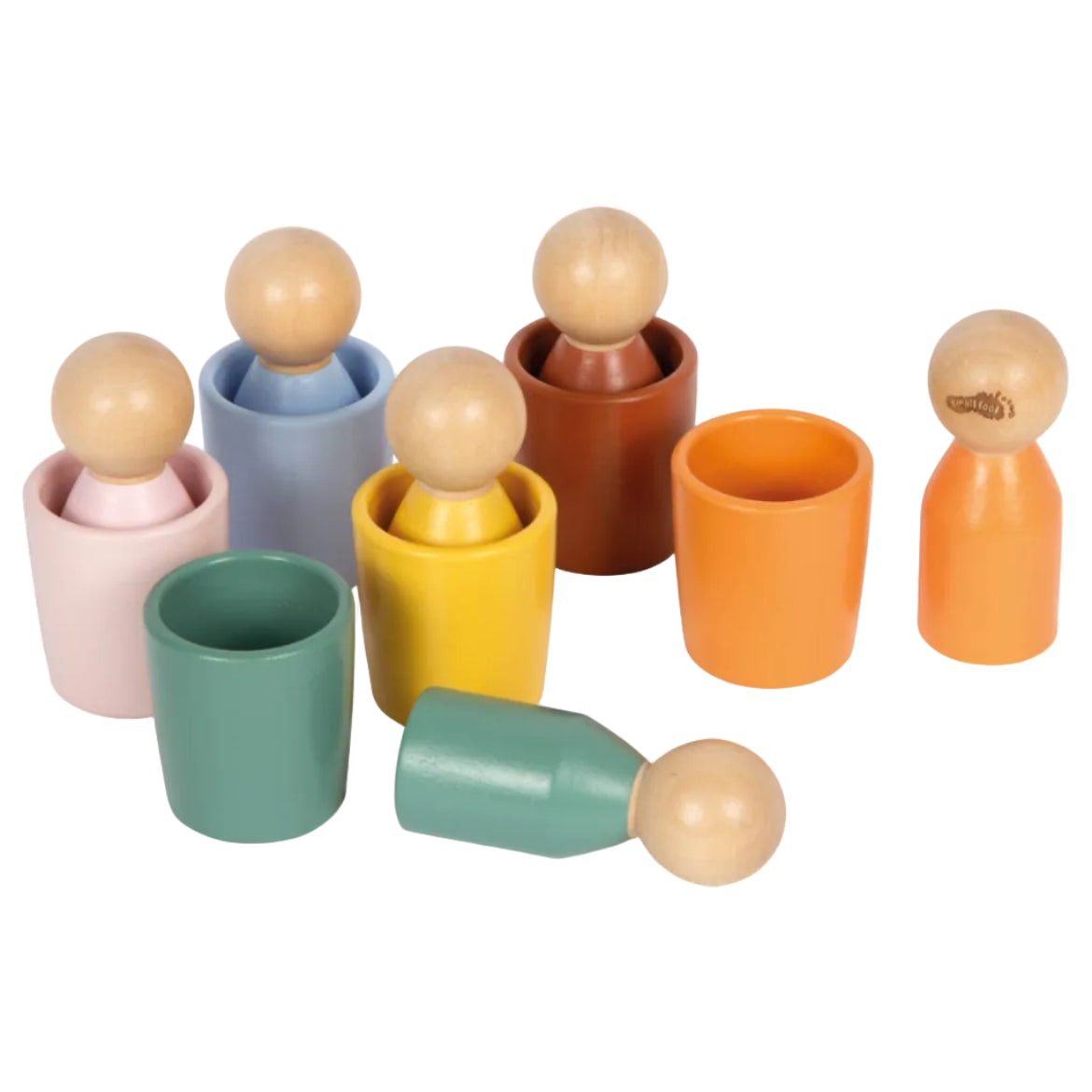 Spielszene mit Montessori Sortierbechern und Holzfiguren von Small Foot – Becher in Rosa, Hellblau, Gelb, Terrakotta, Salbeigrün und Orange teilweise mit Figuren befüllt, pädagogisches Sortierspiel für Kleinkinder