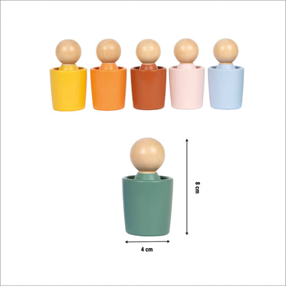 Montessori Sortierbecher mit Holzfiguren von Small Foot in Gelb, Orange, Terrakotta, Rosa, Hellblau und Salbeigrün mit Maßangaben 8 cm Höhe und 4 cm Durchmesser – pädagogisches Sortierspiel für Kleinkinder