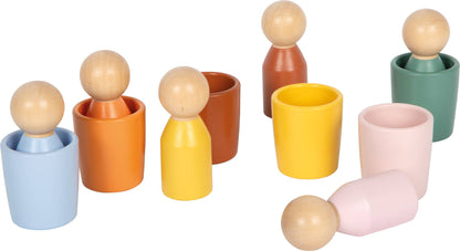Verspielte Anordnung der Montessori Sortierbecher mit Holzfiguren von Small Foot in Hellblau, Orange, Gelb, Terrakotta, Salbeigrün und Rosa – pädagogisches Sortierspiel zur Förderung der Feinmotorik bei Kleinkindern