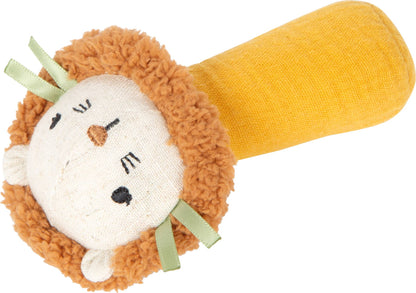 Detailansicht der Rassel und Stoffgreifling „Little Lion" von Small Foot mit gesticktem Löwengesicht, flauschiger Mähne, grünen Schleifenohren und senfgelbem Griff – weiches Greifspielzeug für Babys ab 0 Monaten