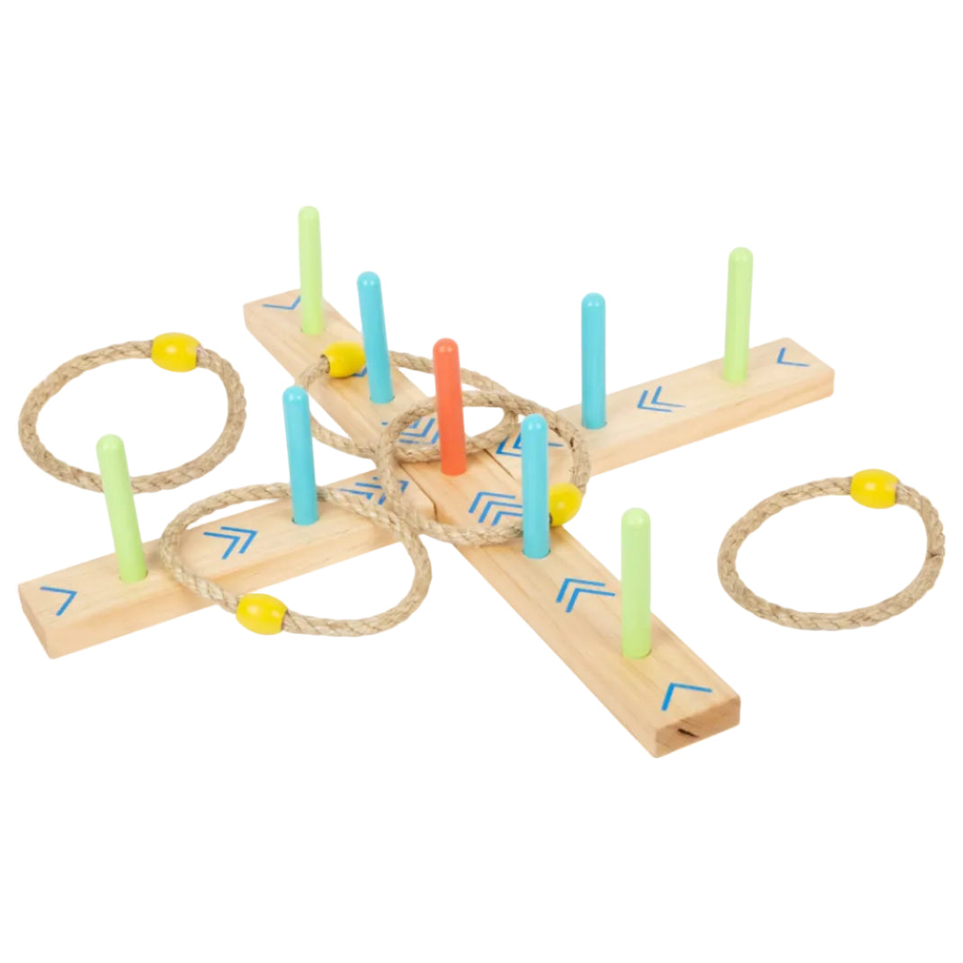 Ringwurfspiel „Active“ von Small Foot in Aktion – mehrere Wurfringe aus Seil hängen über den bunten Holzstäben des Holzkreuzes, Förderung von Geschicklichkeit und Konzentration