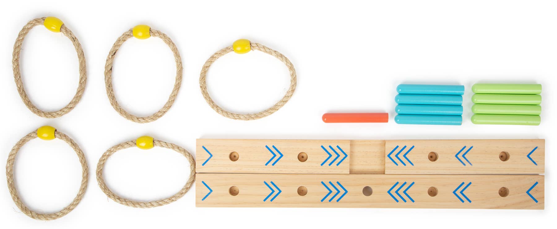 Spielzubehör des Ringwurfspiels „Active“ von Small Foot – fünf Wurfringe aus Seil mit gelber Markierung, Holzstäbe in Orange, Türkis und Grün sowie zwei Holz-Spielleisten mit Pfeilrichtungen