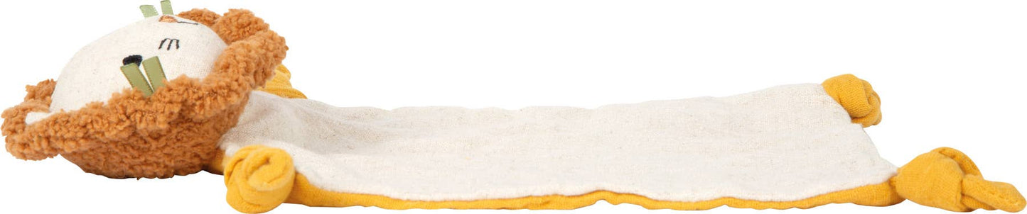 Liegende Seitenansicht des Schnuffeltuchs „Little Lion" von Small Foot mit gestricktem Löwenkopf, weichem Mulltuch und senfgelben geknoteten Pfoten – kuscheliger Begleiter für Babys ab 0 Monaten