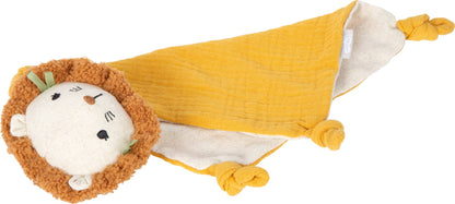 Seitenansicht des Schnuffeltuchs „Little Lion“ von Small Foot mit gestickten Löwenkopf und zusätzlich aufgeklapptem senfgelben Mulltuch – weiches Schmusetuch für Babys ab 0 Monaten