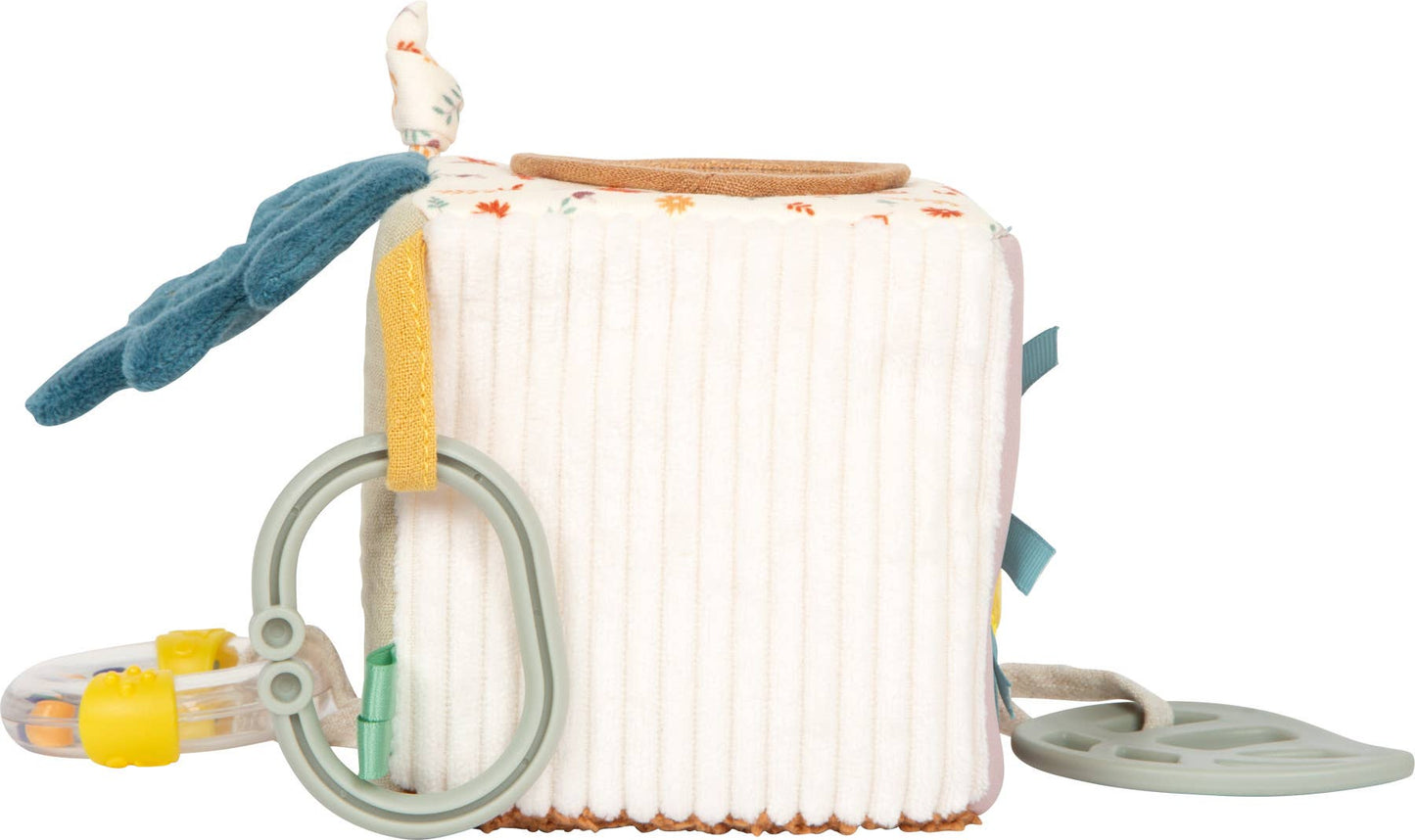 Spielwürfel „Little Lion" von Small Foot mit cremeweißer Cordseite, blauem Stoffelement, Rasselröhrchen, Greifring und seitlichem Silikon-Beißring – Babyspielzeug zur Förderung der Sinne ab 0 Monaten